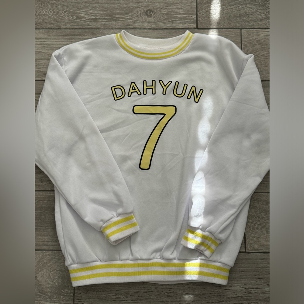 Twice fanclub sweatshirt (Dahyun)